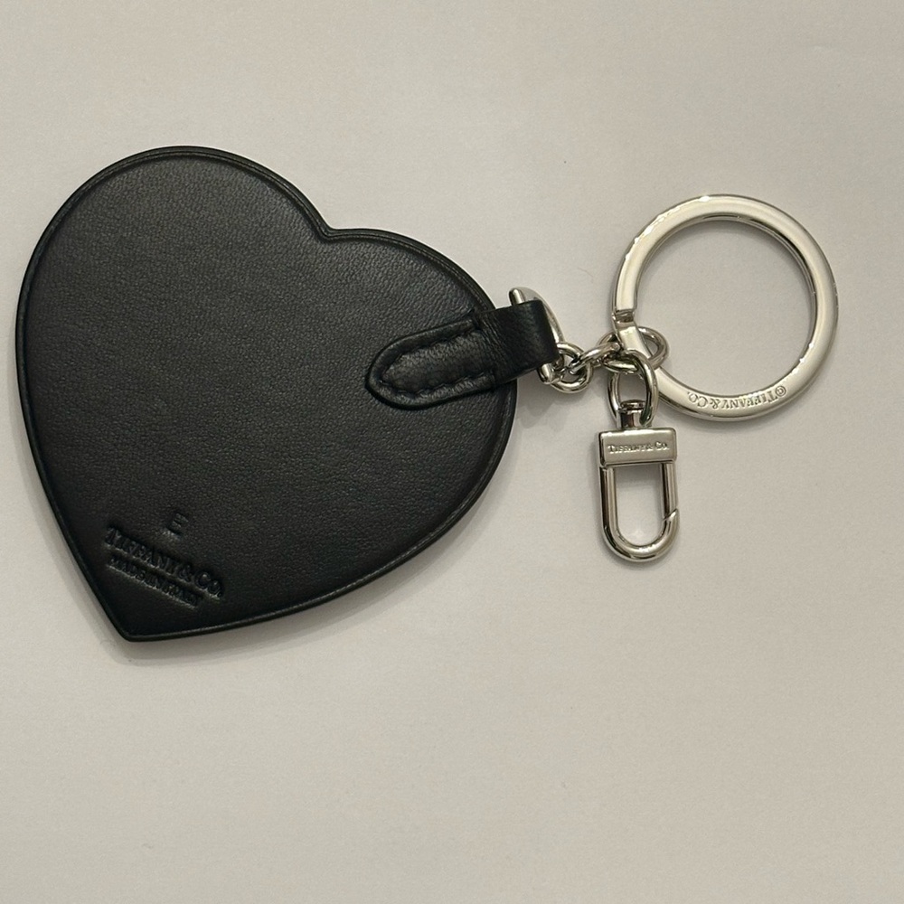 Return to Tiffany & Co. Padded Bag Charm in black leather. Engraved Letter E - Picture 9 of 9